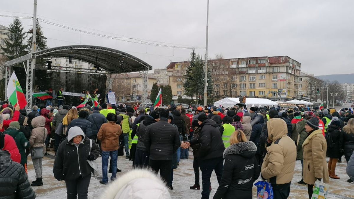 Перничани облякоха жълти жилетки и... СНИМКИ 