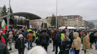 Перничани облякоха жълти жилетки и... СНИМКИ 
