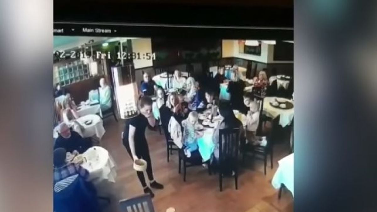 Сервитьорка втрещи мрежата с изпълненията си ВИДЕО