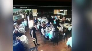 Сервитьорка втрещи мрежата с изпълненията си ВИДЕО