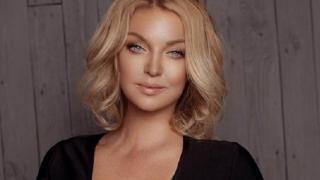 Волочкова показа предновогодишен топлес шпагат в банята СНИМКА 18+