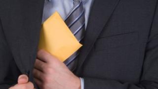 Директорът на гимназията в Ихтиман много сгази лука