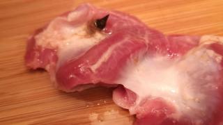 Варненка си купи пилешки воденички, а вътре намери... СНИМКИ