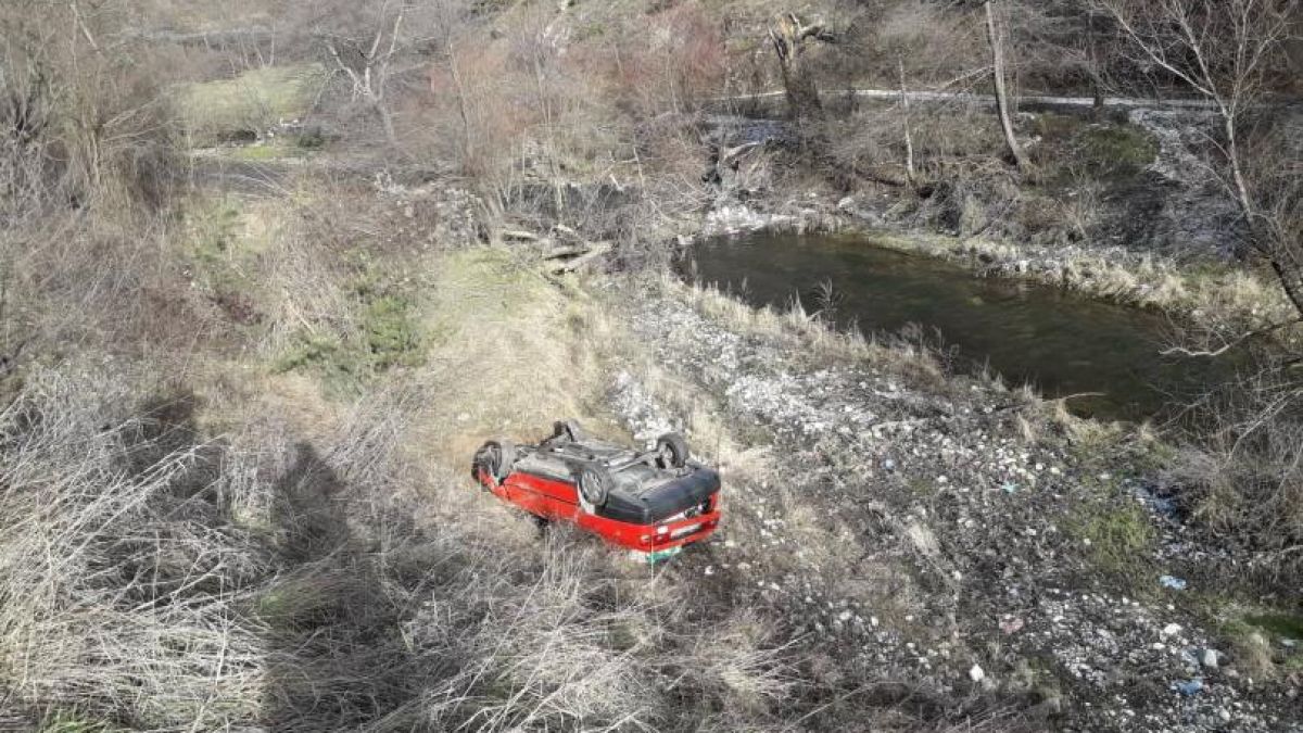 Зрелищна каскада с кола до Глазне, момиче е с разбита глава СНИМКА