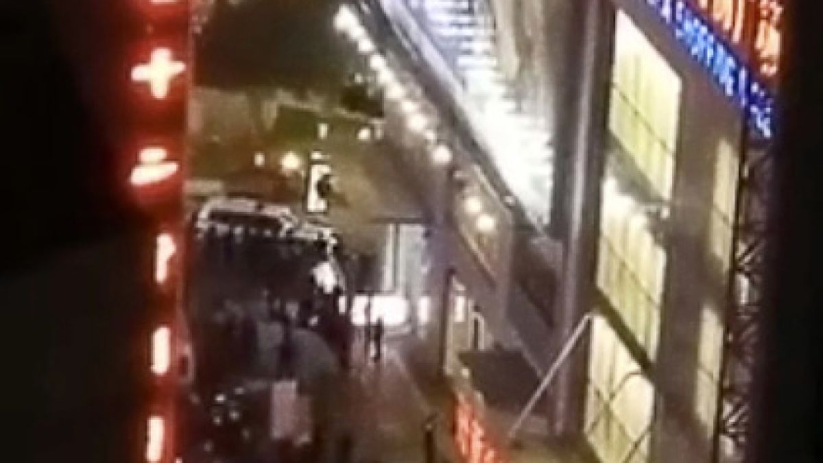 Ужас! Мъж падна от висок етаж и уби две девойки