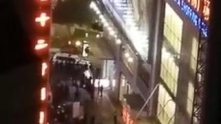 Ужас! Мъж падна от висок етаж и уби две девойки