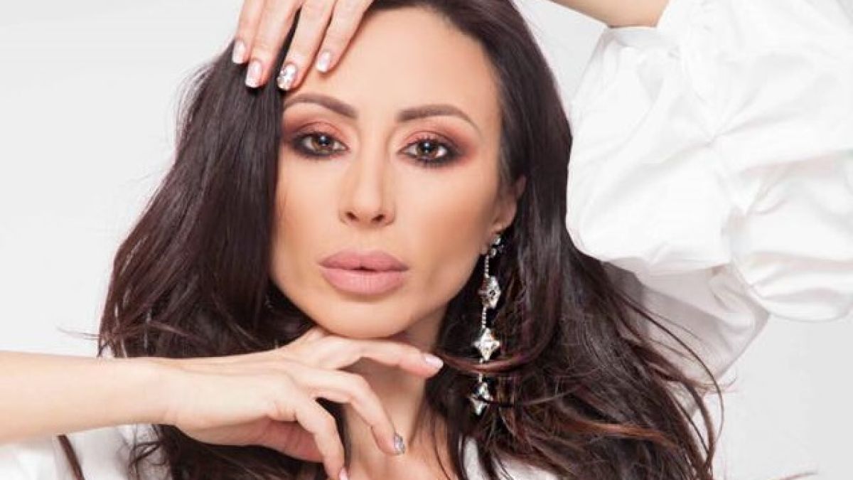 Мариана Маринова се съблече в последния ден от годината СНИМКА 18+ 