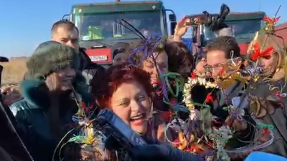 Посрещнаха Борисов в Бургаско с гайди, сурвачки и люта чушка „за една другарка“ ВИДЕО