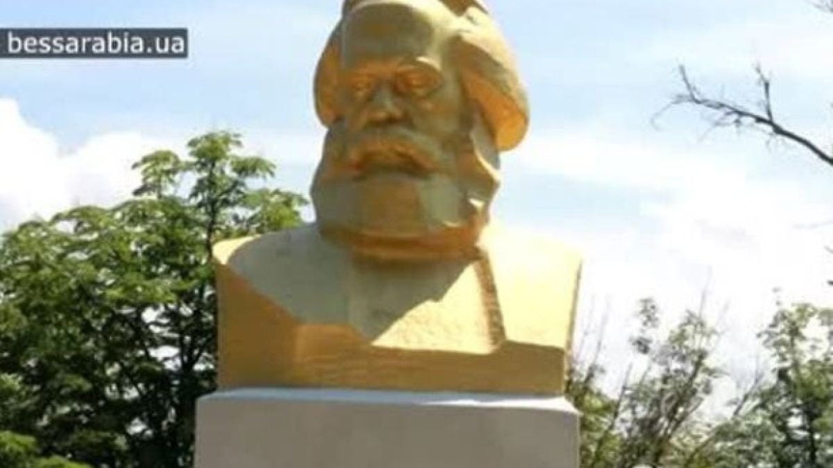 Украинско село превърна паметник на Карл Маркс в бюст на Христо Ботев