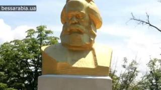 Украинско село превърна паметник на Карл Маркс в бюст на Христо Ботев