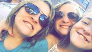 Родители се отказаха от уникалните си тризначки, но 16 години по-късно...  