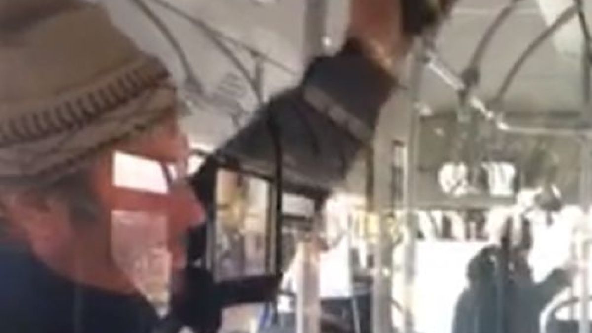 Само в БЛИЦ: Мъж направи фурор в автобус 310 в София навръх Нова година ВИДЕО