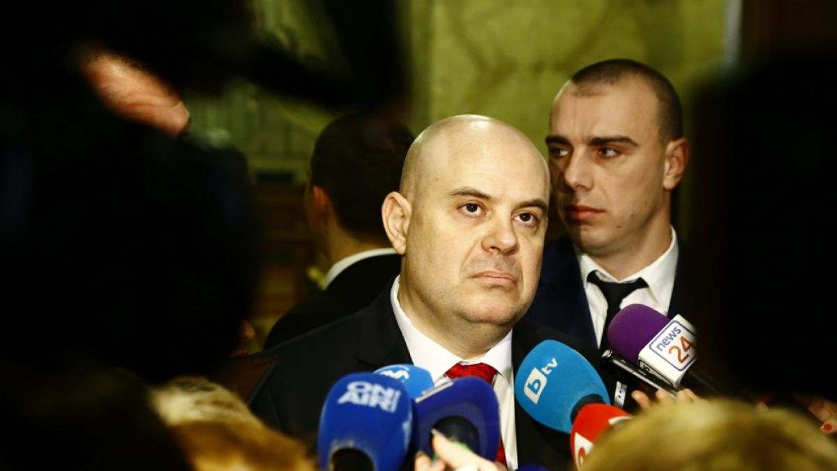 Главният прокурор с позиция за уличения в корупция съдия Андон Миталов