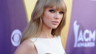 Тейлър Суифт стъписа всички, почна да дава по 100 долара на...