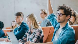 Студентите ликуват! Важно решение за стипендиите