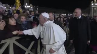 Скандална случка с папата в новогодишната нощ ВИДЕО
