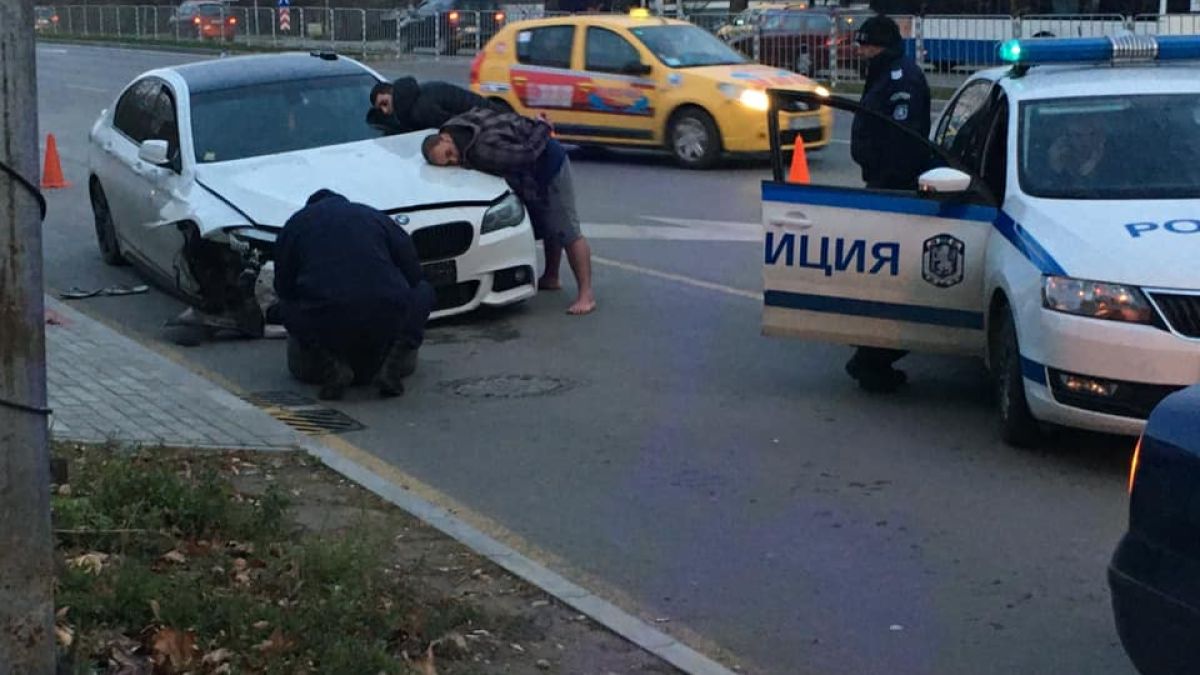Извънредно! Варненски полицаи натръшкаха двама боси и гологлави апаши СНИМКА