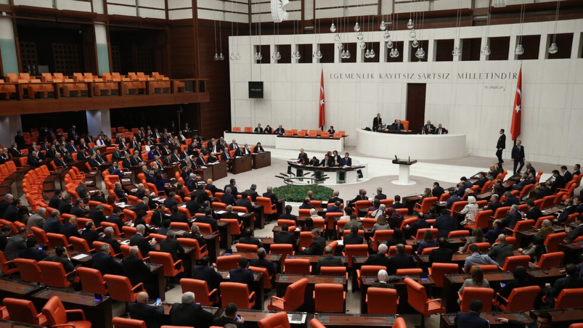 Турският парламент праща войски в Либия
