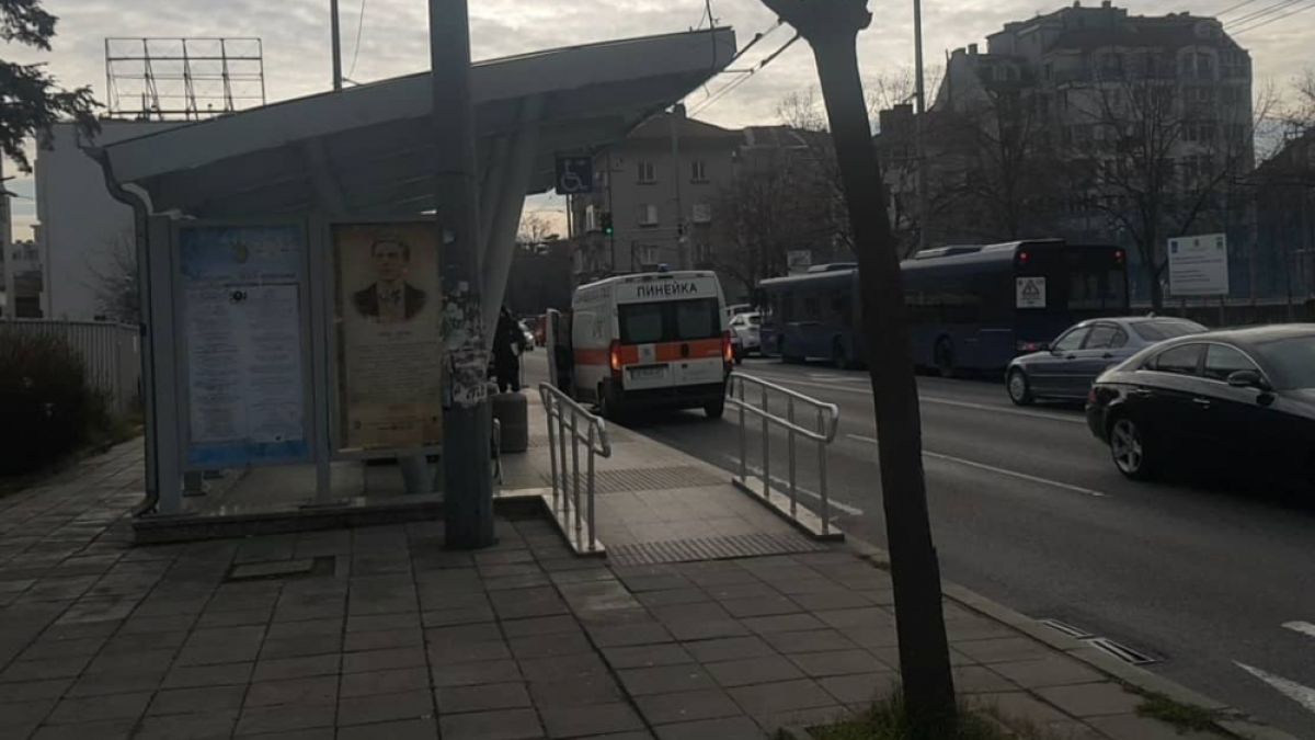 Мъж се строполи безжизнен на спирка в центъра на Бургас