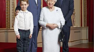 От Бъкингамския дворец разпространиха историческа СНИМКА на кралицата с...