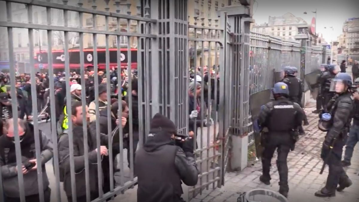 Франция остава парализирана ВИДЕО