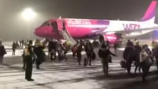Извънредна ситуация на борда на самолет на WizzAir ВИДЕО