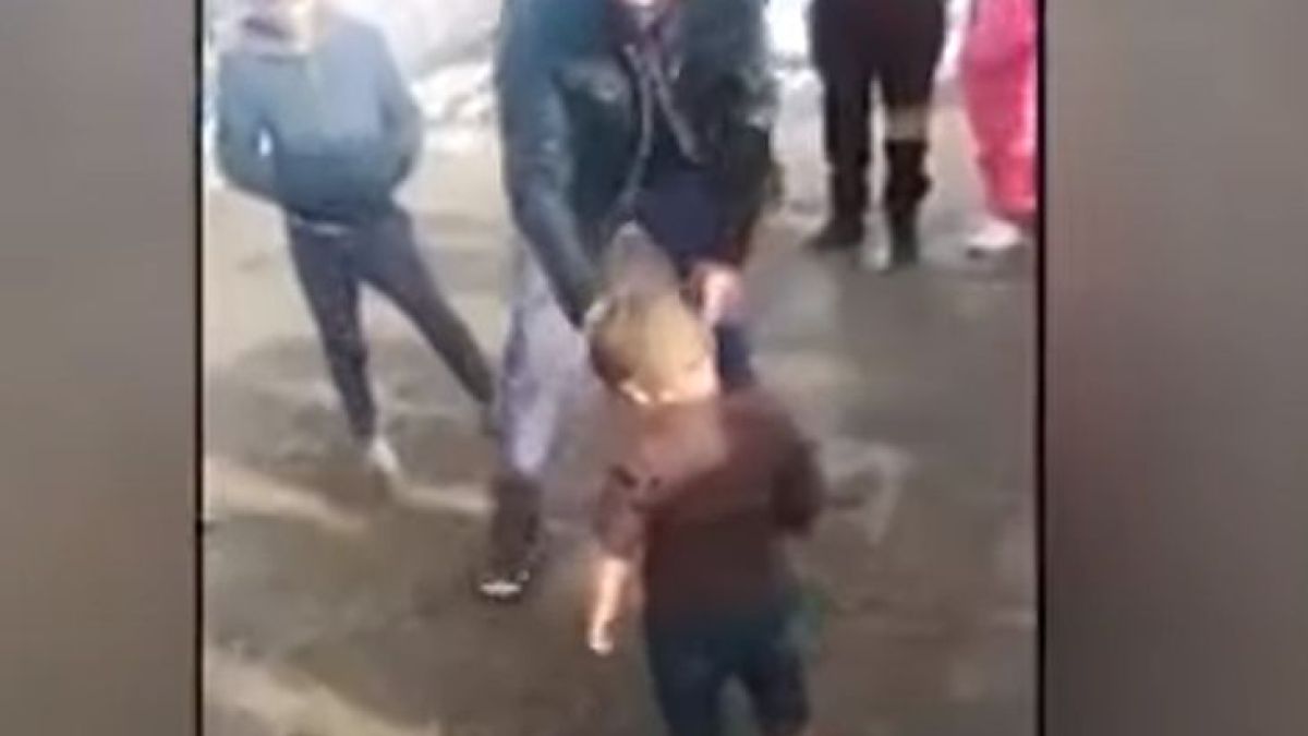 Това ВИДЕО ще взриви страната: Невръстно дете се налива с бутилка бира, обличат го, за да не настине