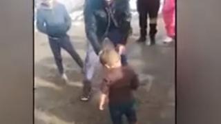 Това ВИДЕО ще взриви страната: Невръстно дете се налива с бутилка бира, обличат го, за да не настине