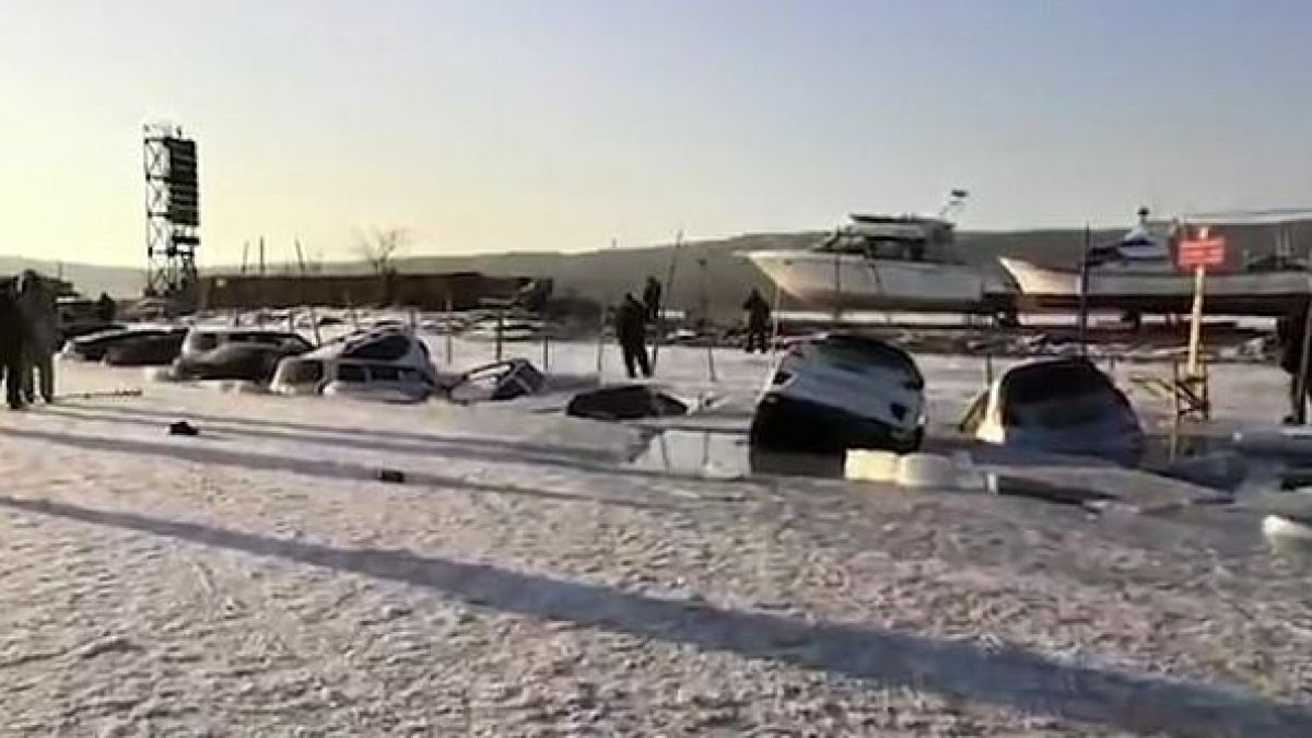 Зрелище! Над 40 коли пропаднаха в пропукан лед край Владивосток ВИДЕО