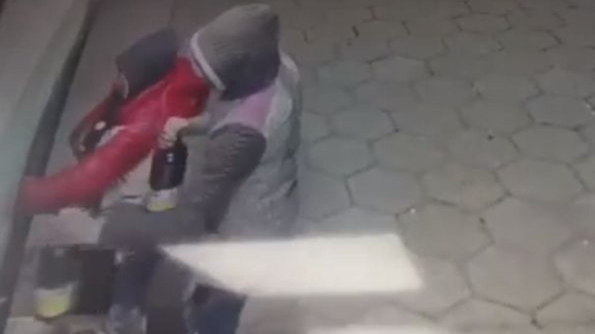 Собственик на денонощен магазин пропищя от нагли апаши ВИДЕО 