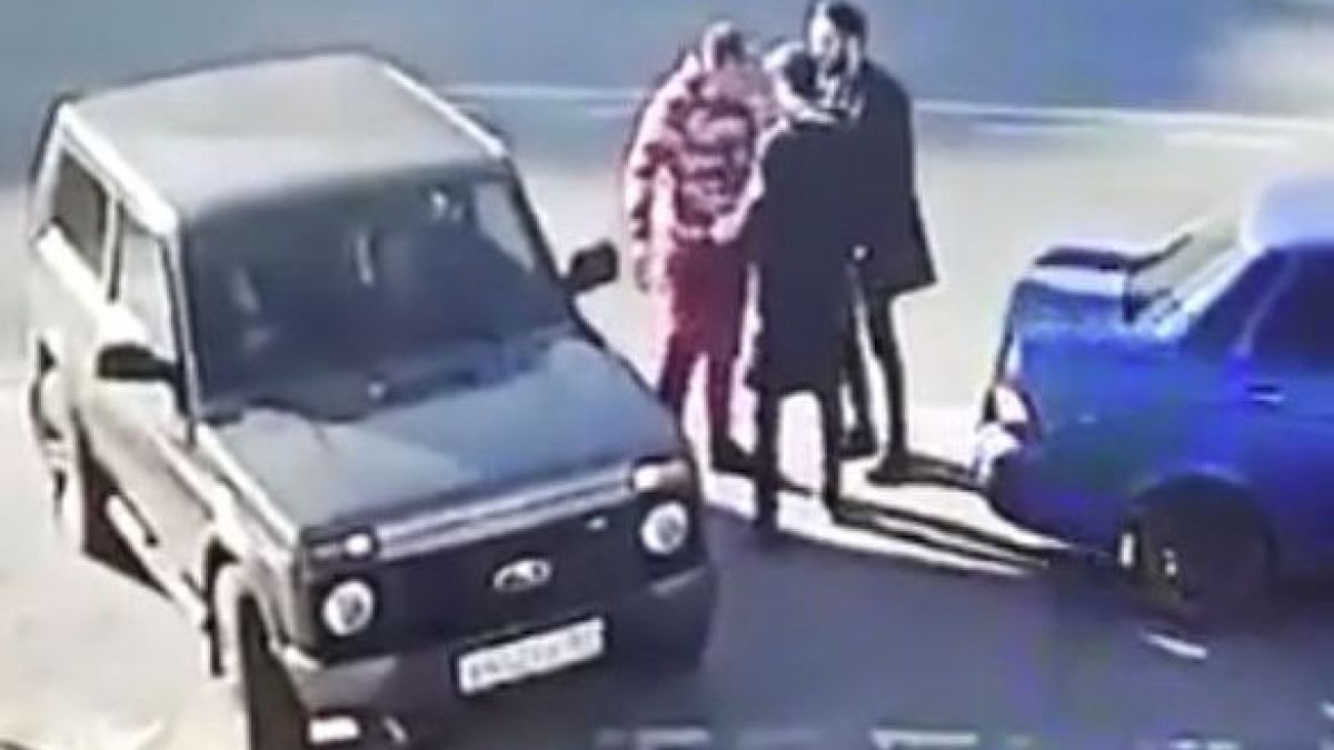 Агресия на пътя: Надрусан шофьор налага с пръчка млад колега заради...