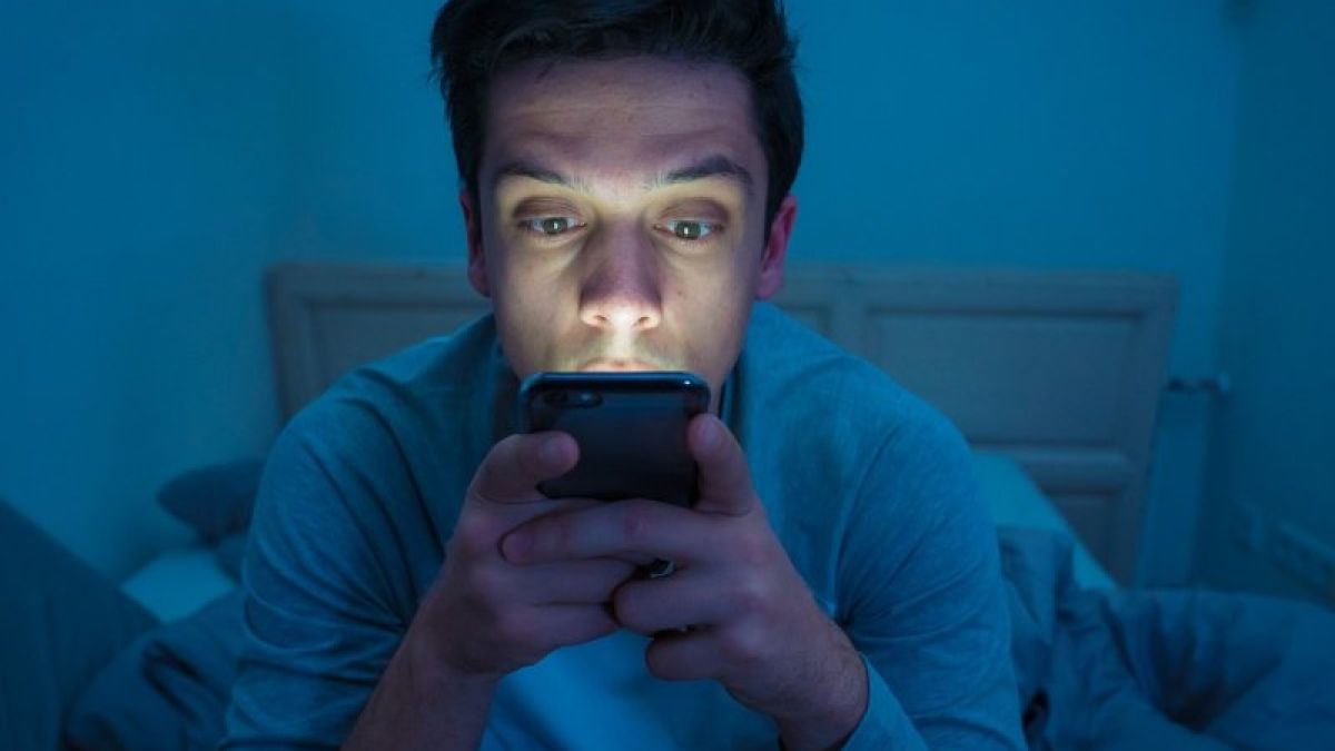 Не синият цвят, а тази функция на смартфоните лишава хората от сън