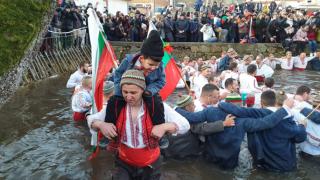 БЛИЦ TV: Вижте уникалното мъжко хоро в ледените води на Тунджа в Калофер