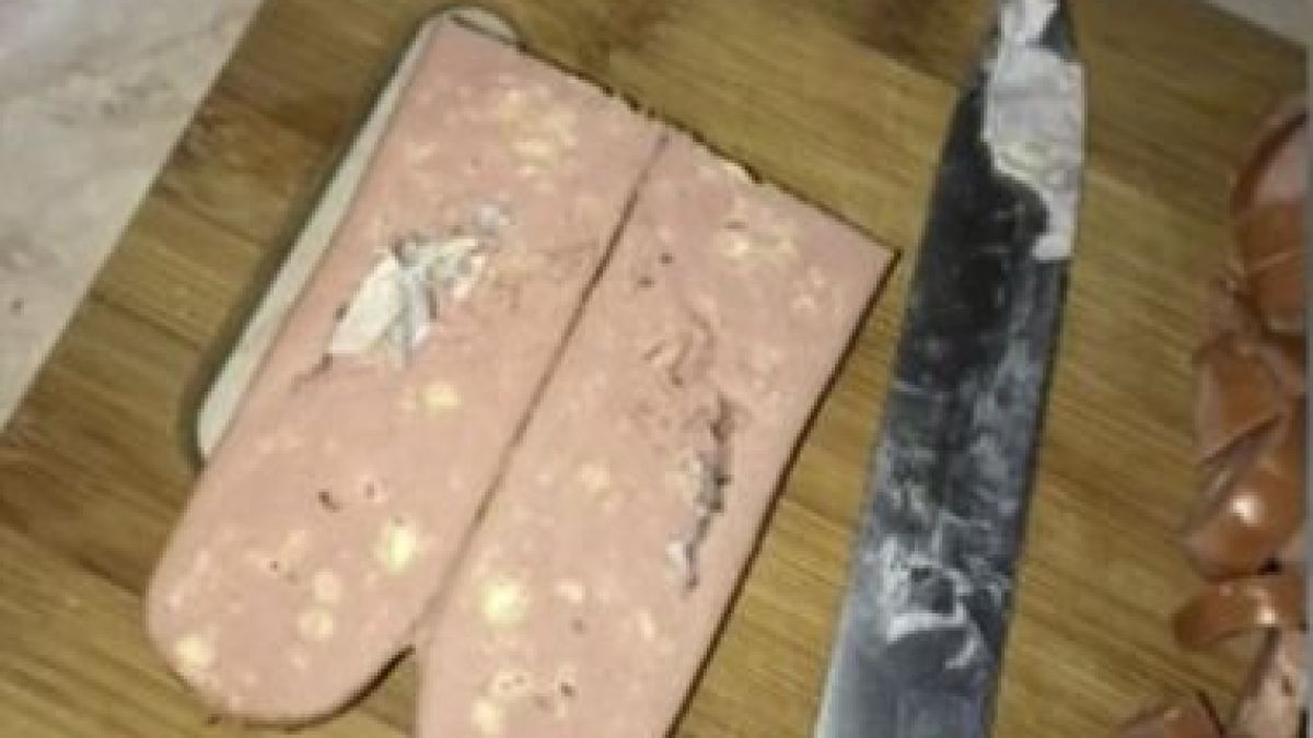 Петя си купи салам, а когато го разряза, потръпна от погнуса 