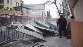 Страшна хала фучи в Сливен, руши и отнася всичко наред СНИМКИ