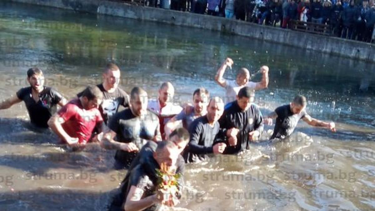 В разложко село търсят Богоявленския кръст с... багер СНИМКИ 