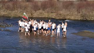 Млад бизнесмен от Пловдив извади кръста от Марица СНИМКИ 