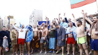 Фоторепортаж в БЛИЦ: Студент от УНСС извади Богоявленския кръст от езерото в "Дружба"