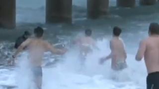 Силен вятър обърка ваденето на кръста в Бургас ВИДЕО 
