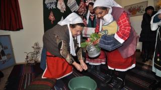 Голям празник е днес! Спазват се ритуали със сексуален символичен смисъл