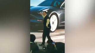 Илон Мъск откачи, почна да се кълчи като гламав на презентация в Китай ВИДЕО 