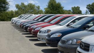 Младеж с обява за жълт преден капак на кола шашардиса всички СНИМКИ