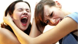 Разгонени: 14-годишни тийнеджърки се млатиха заради момче в училището в Глоджево