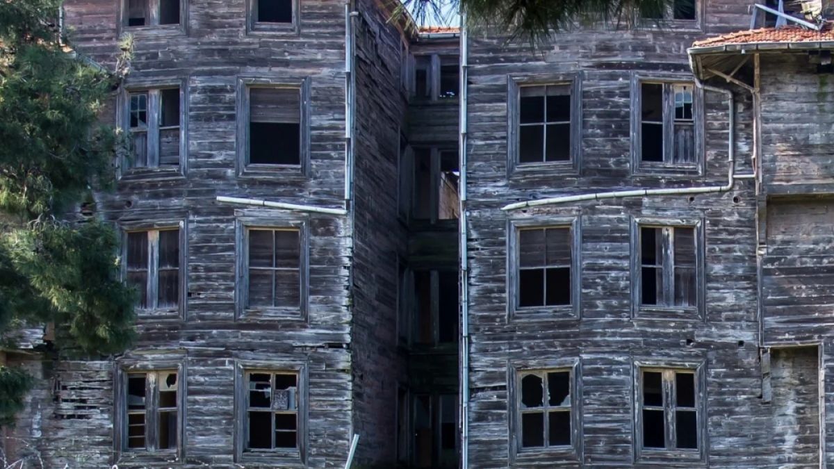 Най-голямата дървена сграда в Европа е на този турски остров