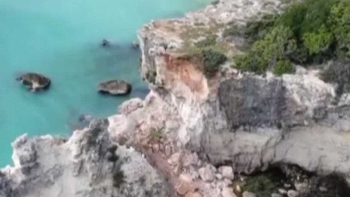 Уникално ВИДЕО от рухването на голяма туристическа атракция 