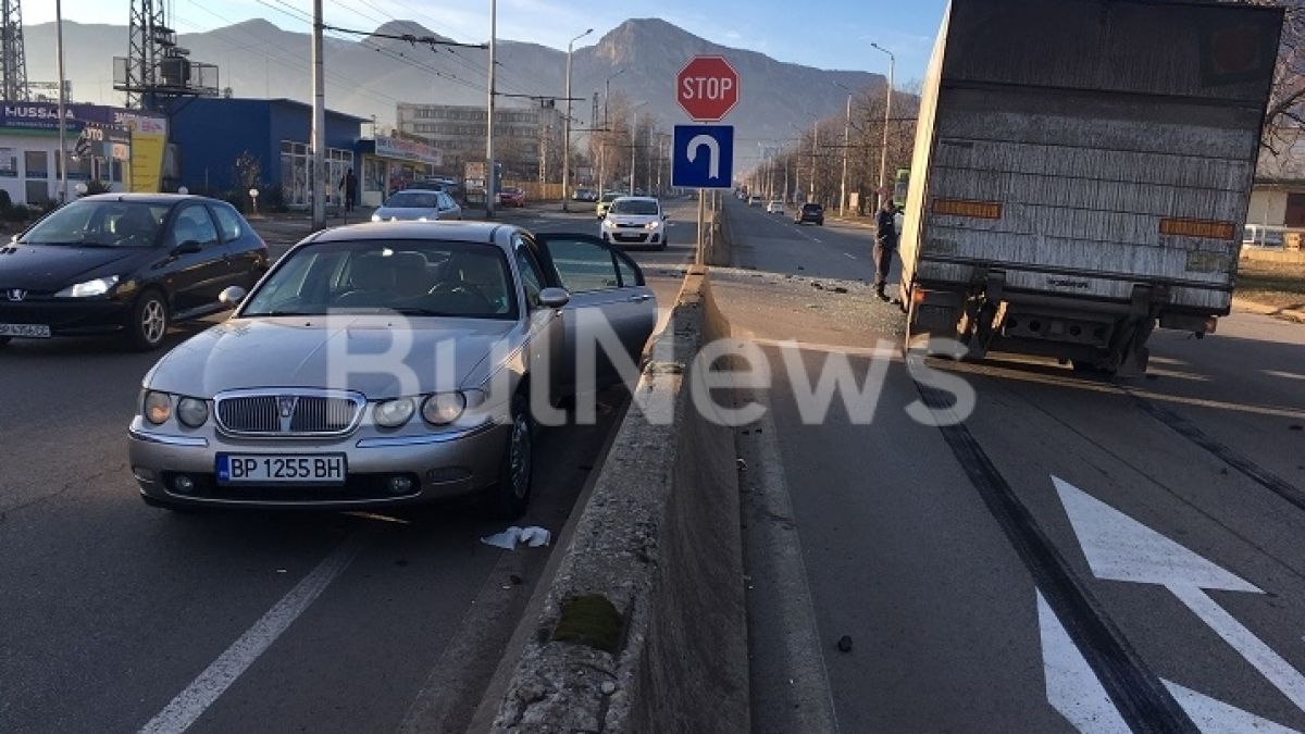 Камион направи на мекица кола с 4 жени във Враца
