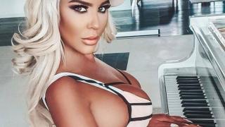 Андреа се кълчи гола във ВИДЕО 18+, за да затапи хейтърите