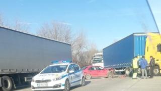 Невиждана катастрофа между ТИР и шофьорка с БМВ във Видин СНИМКИ