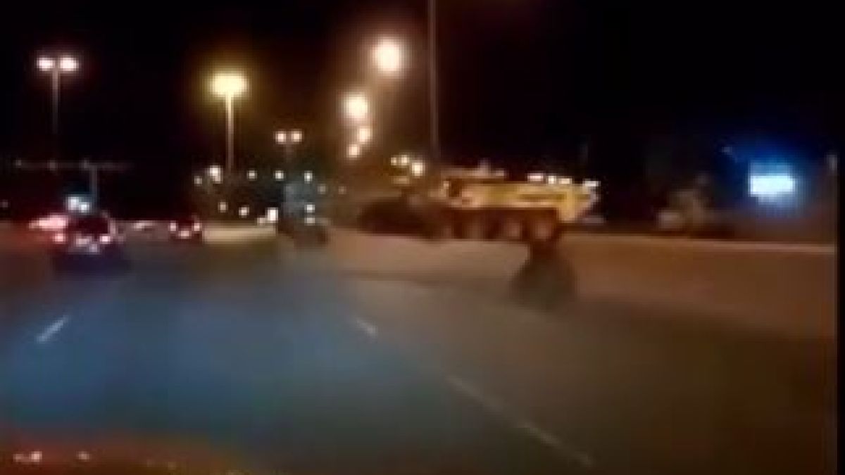 Бронирана техника по улиците на Мускат след смъртта на султана на Оман ВИДЕО 