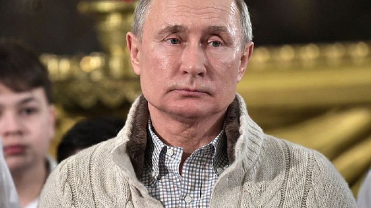 Медиите разкриха цената на коледния пуловер на Путин